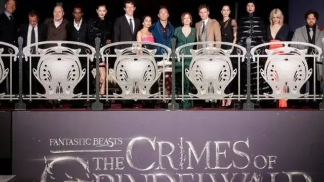 رولينغ وطاقم العمل في باريس في العرض العالمي الأول للفيلم الخميس