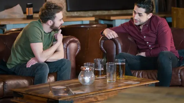 드라마에서 주인공 데이비드(왼쪽)은 성폭행 사실을 주위에 알리지 못하고 고민한다