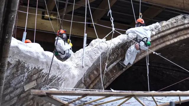 Каменщики за работой внутри собора Нотр-Дам