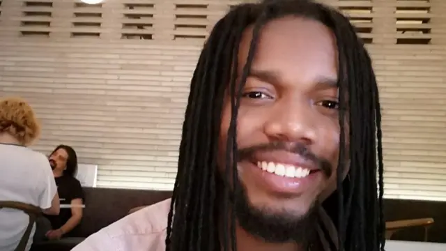 Nasmejanom apsolventu sa dredovima je ovo drugi fakultet