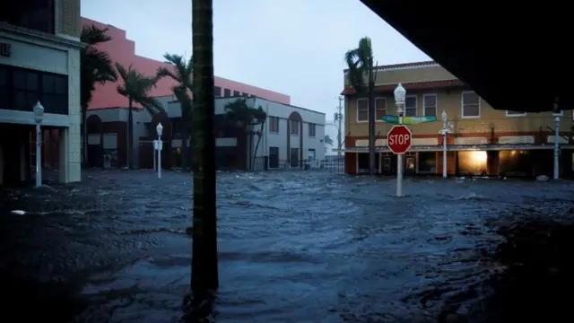 Rua completamente inundadablaze de apostasFort Myers