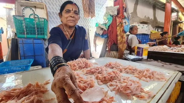 ఐస్ ధర పెరిగిపోవడంతో ప్రమీలాకు వచ్చే ఆదాయం మరింత తగ్గిపోయింది