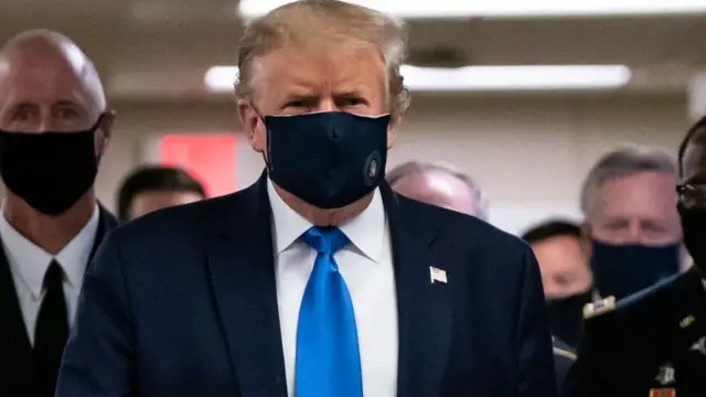 Trump wears mask