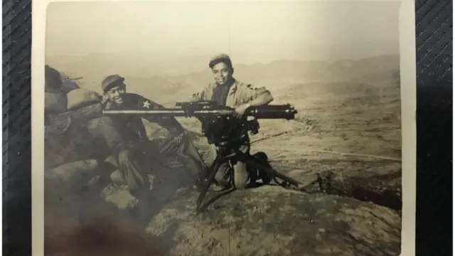 ร.อ. อุดม ขาวกระจ่างและเพื่อนทหารไทยขณะอยู่บนพอร์ค ช็อปฮิลล์