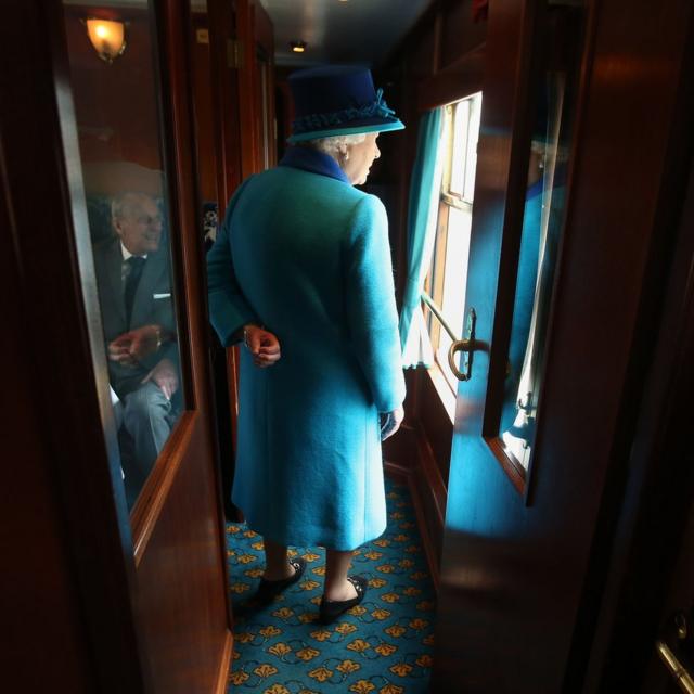 Elizabeth a bordo de um trem a vapor na Escócia