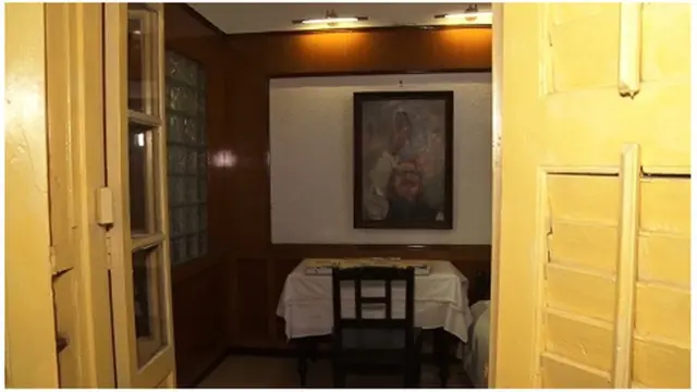 শেখ মুজিবুর রহমানের বসবাসের কক্ষটিকে এখন জাদুঘর করা হয়েছে।