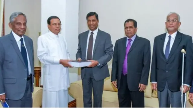 අදාළ වාර්තාව ජනාධිපතිවරයා වෙත පිළිගන්වන ලද්දේ කොමිසමේ සභාපති විනිසකරු විසිනි