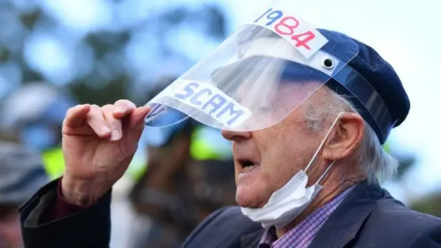 المتظاهرون كانوا مدفوعين من جماعات مهمشة تروج على الانترنت لنظريات المؤامرة