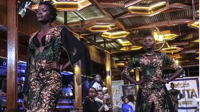 Médiatrice et Diane, deux jeunes modèles qui portent des vêtements avec des motifs aux couleurs choisies pour mettre en valeur le pagne africain et la mode congolaise.