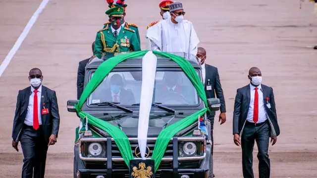 Buhari ana masa fareti