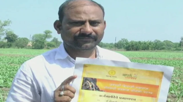 गमे यांना खुद्द मुख्यमंत्र्यांनी कर्जमाफीचं प्रमाणपत्र दिलं होतं.