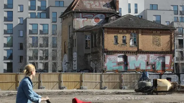 Mujer paseando por Berlín.
