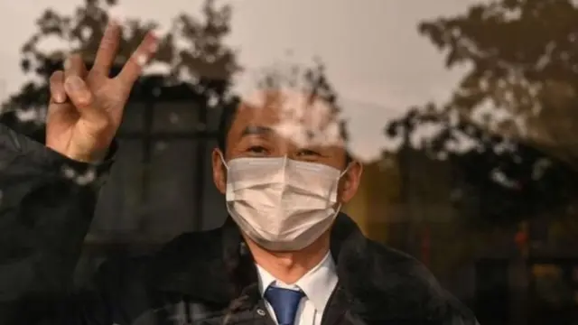 Warga di Wuhan saling menguatkan satu sama lain.