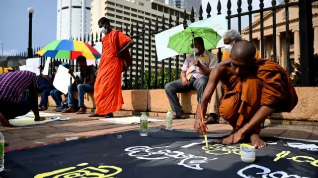 သီရိလင်္ကာဆန္ဒပြပွဲမှာပူးပေါင်းပါဝင်သူသံဃာတချို့