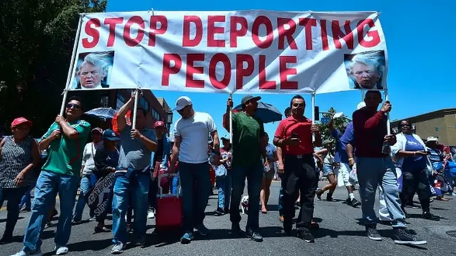 ผู้ประท้วงเดินขบวนต่อต้านนโยบายคนเข้าเมืองของปธน.ทรัมป์ ที่ลอสแองเจลิส เดือน พ.ค. 2017