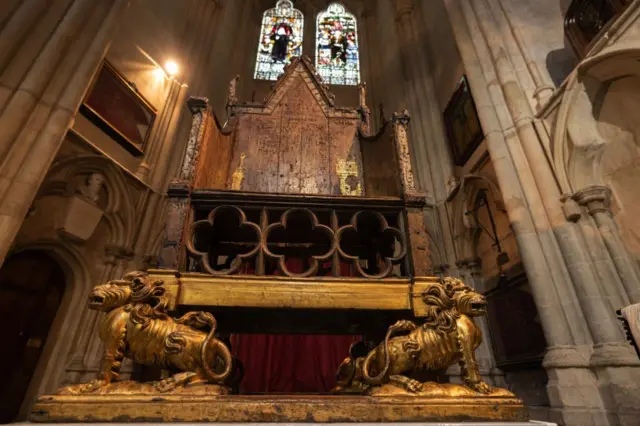 الكرسي الخشبي المستخدم في تتويج ملوك إنجلترا منذ عام 1066