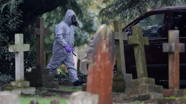 Специалист в костюме химзащиты