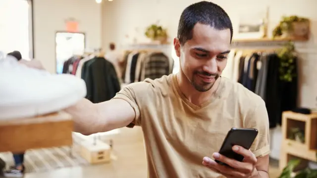 Joven mirando el teléfono en su habitación