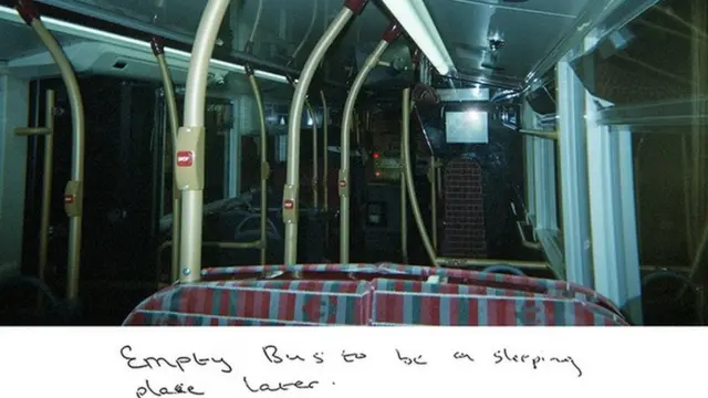 Geladak bawah bus tingkat London dengan tulisan Sunny: "Bus kosong untuk jadi tempat tidur nanti".