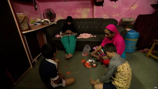 ਸਾਜਿਦਾ ਆਰਟੀਫੀਸ਼ੀਅਲ ਜੁਐਲਰੀ ਬਣਾ ਕੇ ਆਪਣਾ ਗੁਜ਼ਾਰਾ ਕਰਦੀ ਹੈ