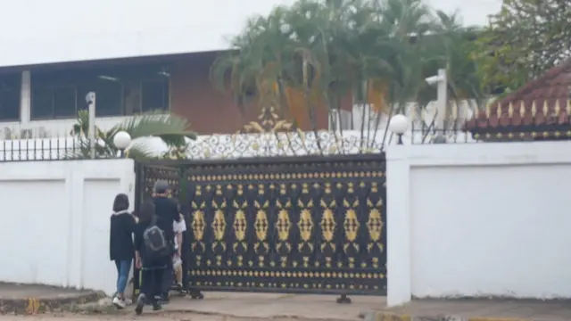 천기원 목사와 함께 대한민국 대사관으로 들어가는 미라와 지연