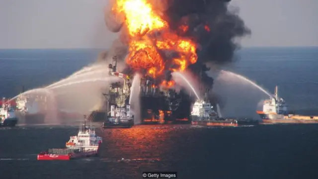 เหตุน้ำมันดิบรั่วไหลจากแท่นขุดเจาะของบริษัท Deepwater Horizon เมื่อปี 2010 สร้างความเสียหายอย่างหนักแก่สภาพแวดล้อมในอ่าวเม็กซิโก