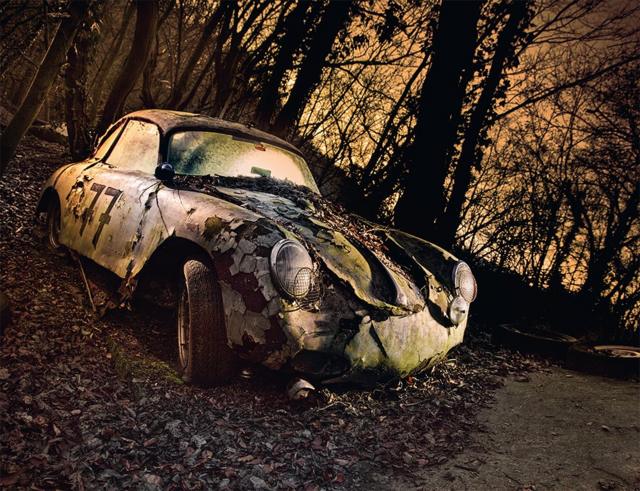 林子里的斑驳光影给这两破旧的汽车蒙上一层神秘色彩