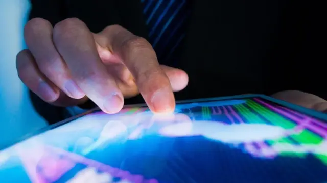 Un hombre usando una pantalla táctil