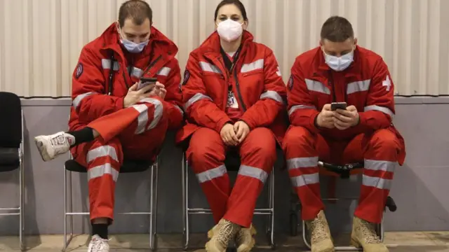 Zdravstveni radnici u retkim trenucima pauze na Beogradskom sajmu