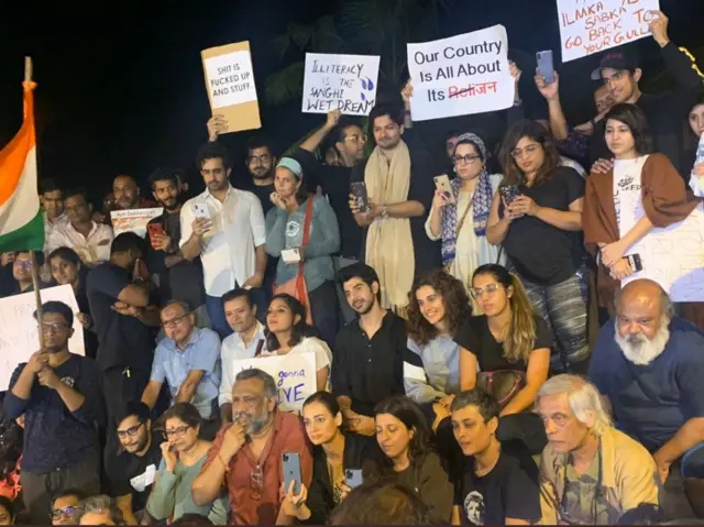 कलाकारांचा निषेध