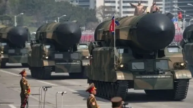 Korea ya ruguru iherutse kwerekana intwaro zikomeye ifite mu karasisi.