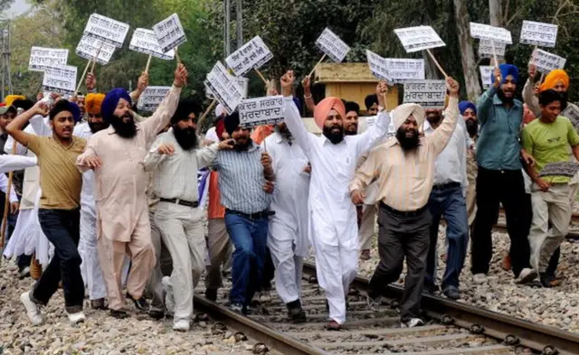 ન્યાયની માંગ કરી રહેલા શીખોની તસવીર