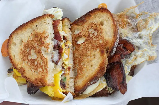 Сэндвич с беконом и яйцом