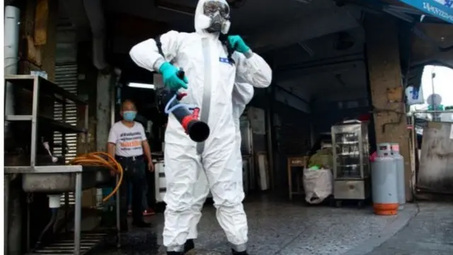 台湾周四会开始配发15万剂疫苗，以疫情严重的大台北地区之医护及防疫人员，宪兵及警察这三类群组为优先施打对象。