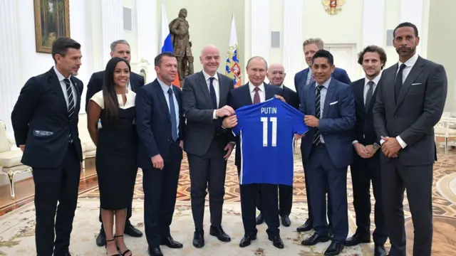 Presiden Rusia Vladimir Putin menyambut para mantan pemain sepakbola internasional