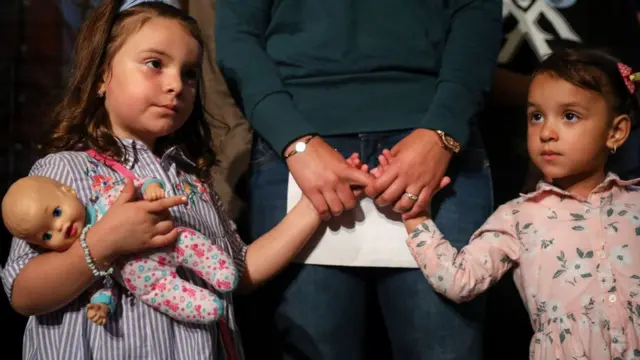 1800 குழந்தைகள் குடும்பத்துடன் சேர்ப்பு