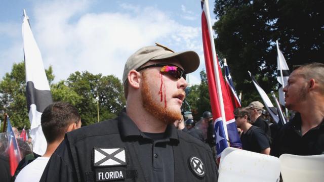 Белый националист с флагом Конфедерации на митинге в Шарлоттсвилле