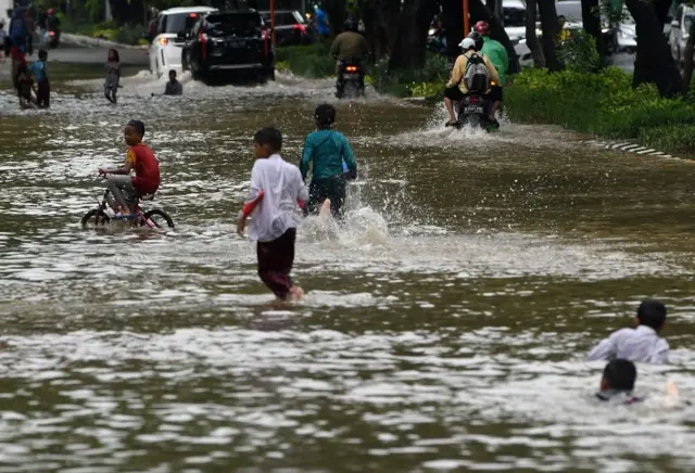 Banjir Kembali Landa Jakarta, Pintu Masuk Monas 'tergenang Air Berwarna ...