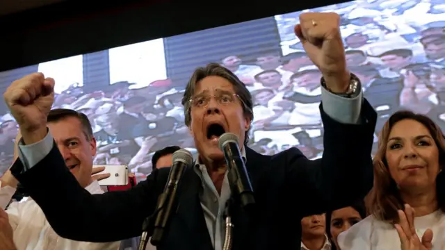 Muhafazakar aday Guillermo Lasso seçim sonuçlarını izliyor