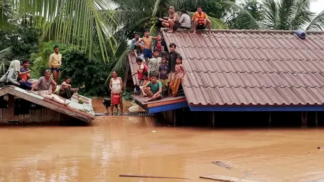 लाओस में बांध टूटा