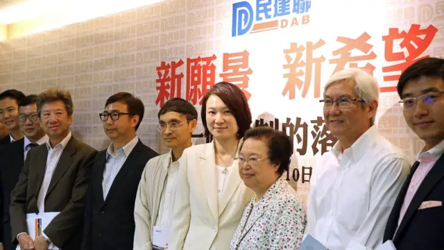 狄志远（左三戴黑色粗框眼镜者）是民主党创党成员，但过去对许多意见都与主流民主派不一样。