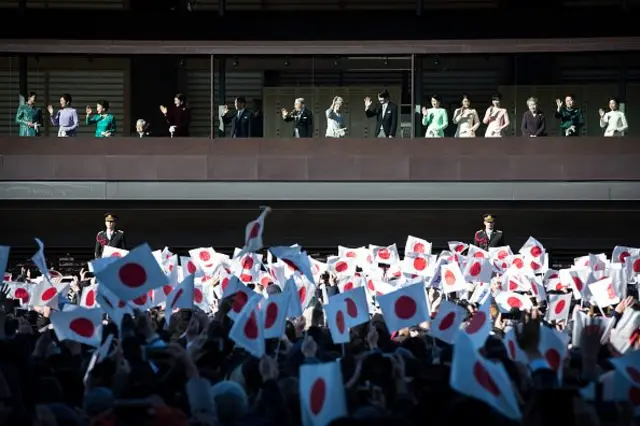 ฝูงชนเฝ้ารับจักรพรรดิอากิฮิโตะเสด็จออกสีหบัญชร