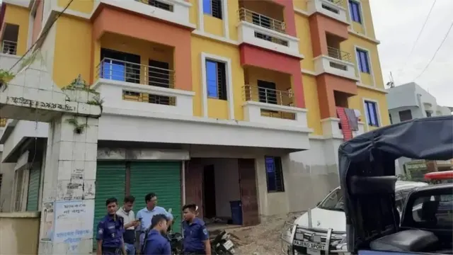 ওসমানীনগরে এই ভবনের দ্বিতীয় তলায় একটি ফ্ল্যাট ভাড়া নিয়েছিল পরিবারটি।