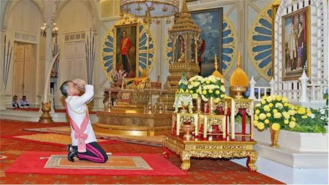 Thái tử Vajiralongkorn trong nghi lễ lên ngôi