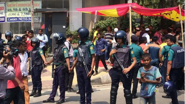 শিক্ষার্থীদের বিক্ষোভকে কেন্দ্র করে নর্দ্দা এলাকায় বাড়ানো হয় পুলিশের উপস্থিতি
