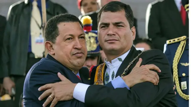 Os ex-presidentes do Equador, Rafael Correa (D), e da Venezuela, Hugo Chávez (E)