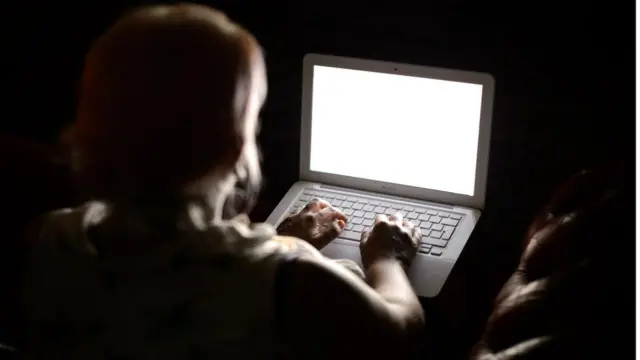 ผู้หญิงกับแลปท็อป