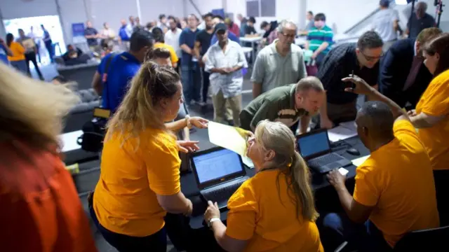 ઑફિસમાં કામ કરતા કર્મચારીઓ