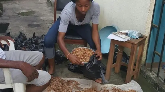 Queen Edet dey pack crayfish.