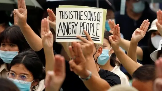 થાઇલૅન્ડમાં લોકશાહી તરફી દેખાવો દરમિયાન પ્રચલિત બનેલું 'થ્રિ ફિંગર સૅલ્યૂટ'